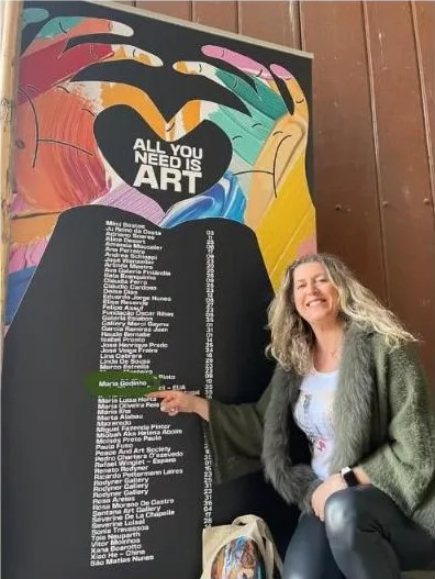 Maria Godinho junto ao painel de artistas do festival All You Need Is Art, na Cordoaria Nacional
